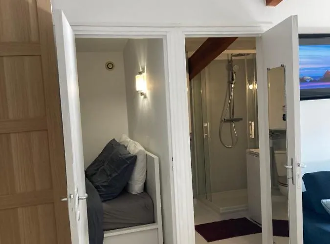 شقة Charming 1 Bedroom Flat, Center With Pool And Car Park