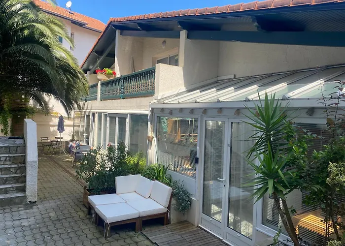 Charming 1 Bedroom Flat, Center With Pool And Car Park *