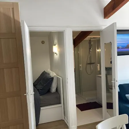 דירה Charming 1 Bedroom Flat, Center With Pool And Car Park