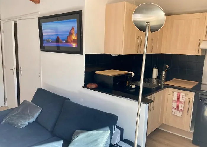 Charming 1 Bedroom Flat, Center With Pool And Car Park *