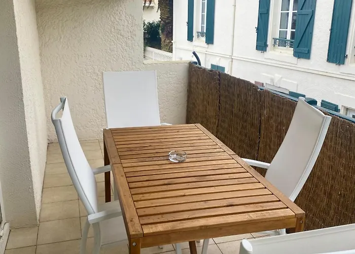 Charming 1 Bedroom Flat, Center With Pool And Car Park *